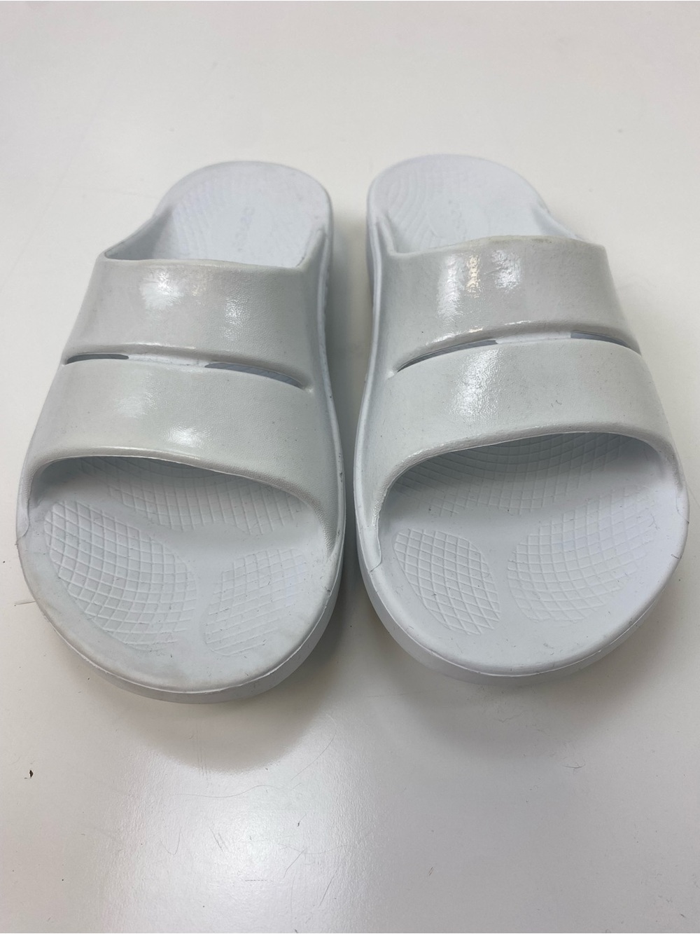 OOFOS White Comfort Footbed Slide